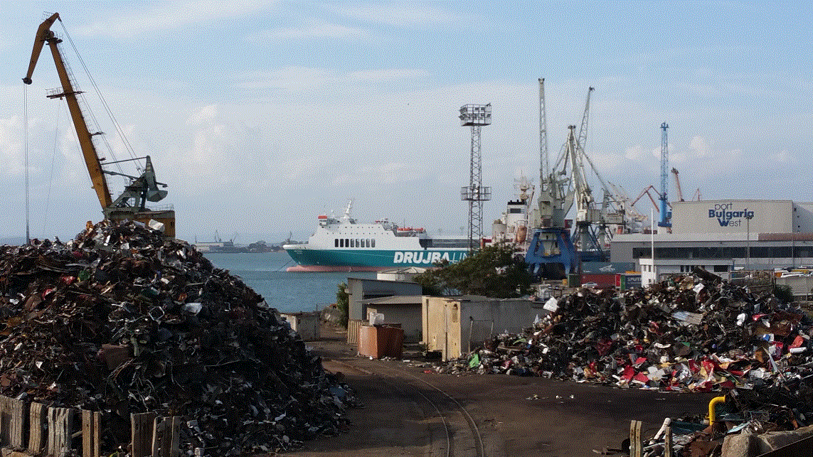 Burgas Hafen mit Schiff