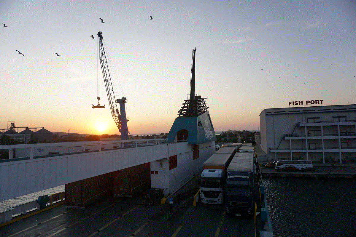 Burgas Schiff wird geladen